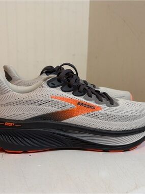 Brooks Ghost 17 Sneakers in White, Gray  Orange no box. Sho string tips missing